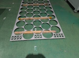 6ミリのスキマから切断中